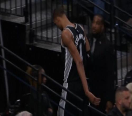 無大礙！文班反擊被喬治拉到手臂痛苦倒地回更衣室后返場作戰(zhàn)