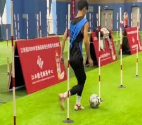 江西體考魔鬼步伐繞桿視頻引發(fā)熱議！媒體人：人才啊足球舞好娘