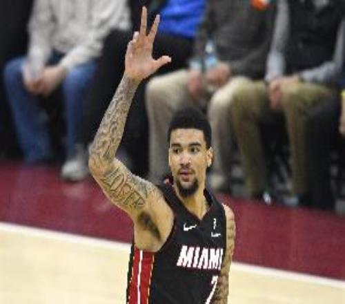 場均9.1板1.1帽！斯波：韋爾在護(hù)筐方面的進(jìn)步非常明顯