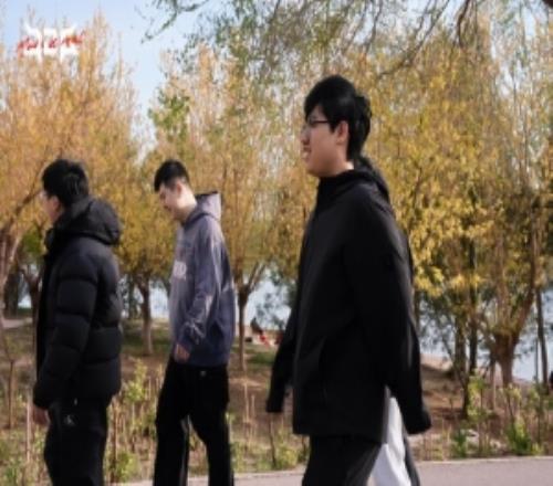 JDG分享隊員春游照：趁春光正好，我們一起去踏青吧