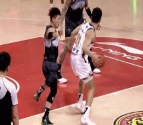 太冲动了！姜伟泽不满判罚怒喷裁判&把球直接扔了被夺权驱逐出场