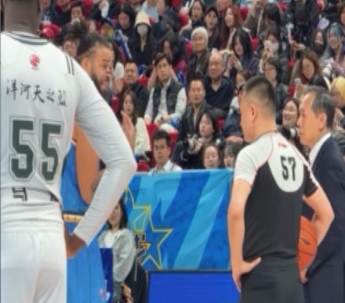 奇葩！昨晚麥基因為佩戴的牙套不合規(guī)剛登場一回合就被換下