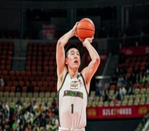 終結(jié)依舊高效！付豪11中8砍17分搶7籃板&其中4前場(chǎng)板