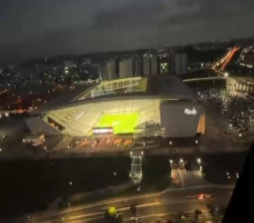 拉風(fēng)！德佩乘坐直升機(jī)抵達(dá)球場(chǎng)，現(xiàn)場(chǎng)觀看科林蒂安巴甲比賽