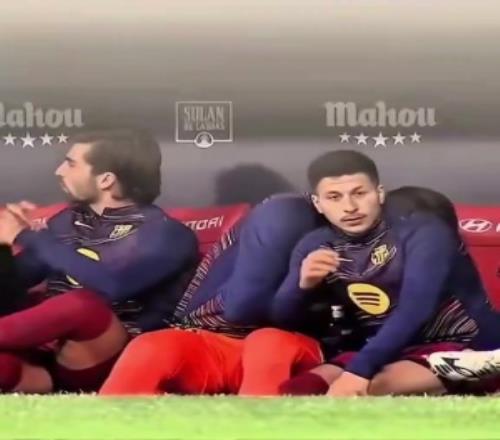 这吃的是什琴斯尼在替补席让巴德吉打掩护,自己侧过身去吃东西