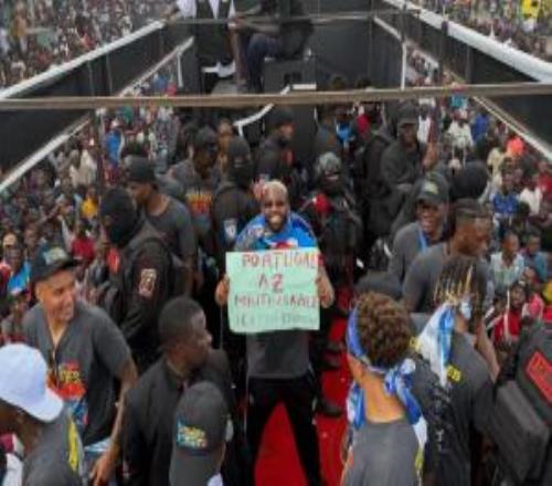 放狠话2！民主刚果游行庆典，巴坎布举标语：葡萄牙尽在掌握