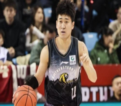 變數陡增！姜偉澤半場5中4&三分3中3拿11分2板2助抱怨裁判遭驅逐