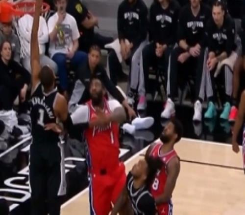 希望沒事！卡斯?fàn)栔w文班但自己被德拉蒙德踢到膝蓋后回更衣室