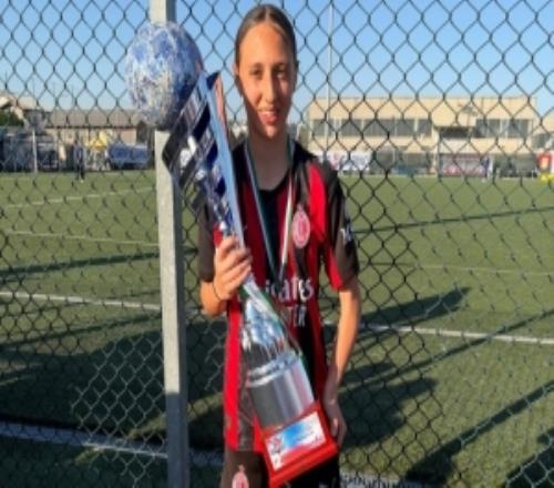 莫德里奇女兒隨米蘭女足U13梯隊(duì)奪冠，捧杯笑容神似父親