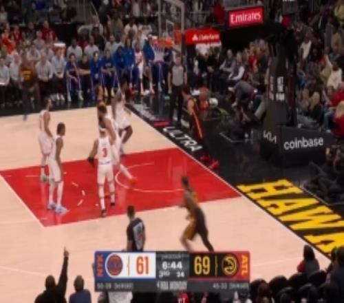 平地起驚雷！杰倫約翰遜中路突擊騰空暴起無視包夾單臂炸扣