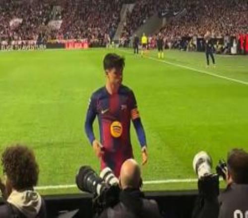 闹乌龙！太阳报：佩德里把光头摄影师认成足球，赛后引球迷爆笑