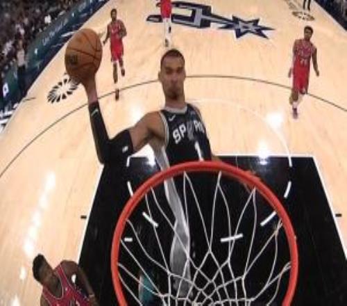 臉在籃筐上方！馬刺防守反擊文班大步向前俯視籃筐單臂空接