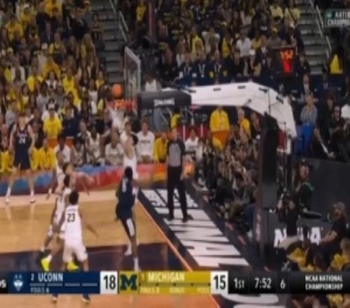 2米21高塔！密歇根中鋒馬拉籃下送出大帽隨后跟進空接上籃得分