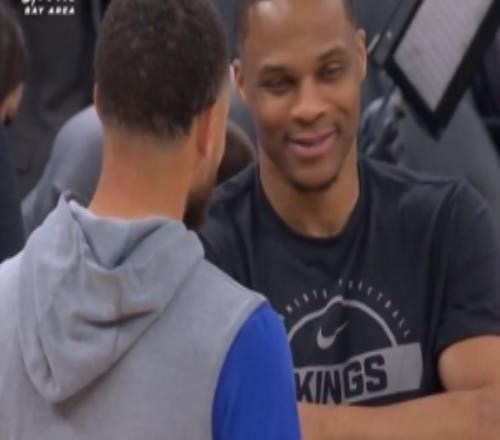 聊啥呢勇士VS國王賽前庫里和威少寒暄兩人有說有笑