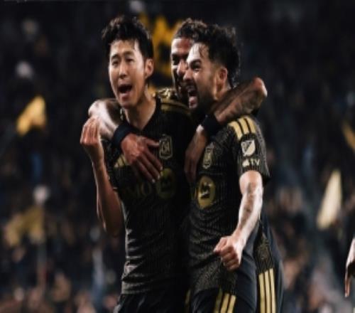 美冠杯首回合洛杉矶FC30蓝十字，孙兴慜破门、马丁内斯双响