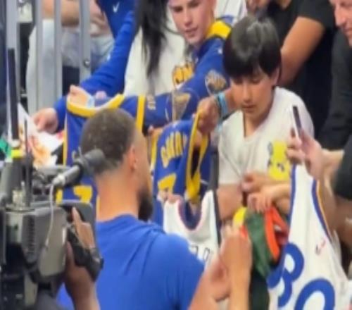 都不白來！庫里賽前給球迷們簽名一群小學(xué)生翹首以盼