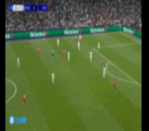 這都不進(jìn)！于帕送維尼修斯超級大單刀，在諾伊爾干擾下射中邊網(wǎng)