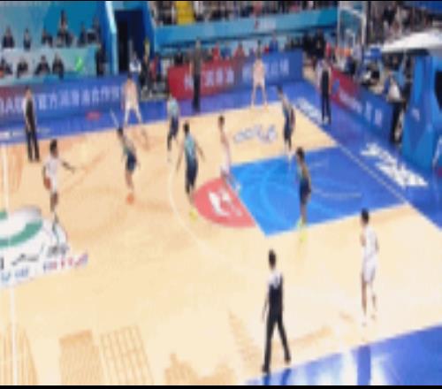 勢大力沉！張鎮(zhèn)麟突破面對魯吐布拉補防直接雙手隔扣砸進