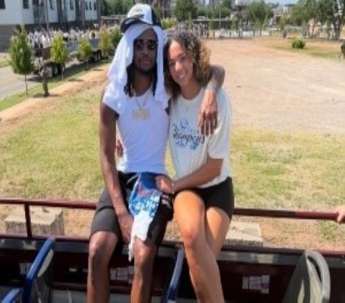 相聚洛杉磯！卡森談女友瘋?cè)龏Z冠：看到她實(shí)現(xiàn)夢(mèng)想真讓人高興