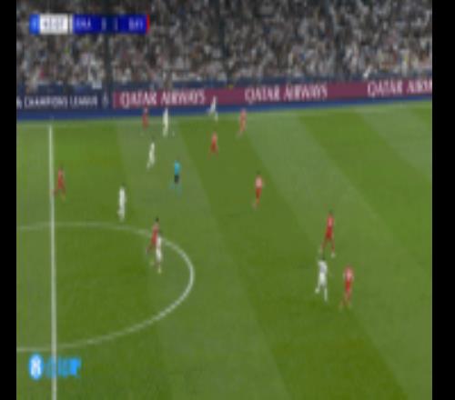 維尼修斯左路突破被放倒，坐地攤手示意裁判出牌