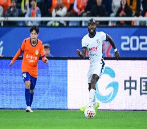 阿奇姆彭：中超有些主場氛圍媲美歐冠，尤其是大連，是另一個水平