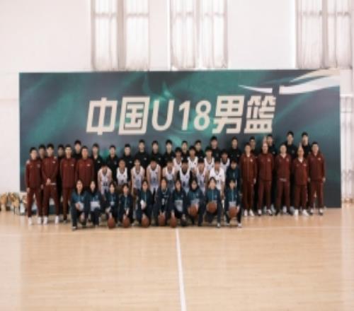 中國U18男籃走進(jìn)響水中學(xué)開展籃球公益交流活動