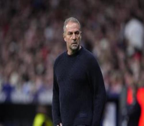 世體：歐冠賽前訓(xùn)練弗里克嘗試奧爾莫踢偽9號位孔德?lián)芜吅笮l(wèi)