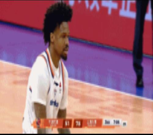 輕松寫意！古德溫三分不中再搶板助飛白邊空接暴扣后者仰天長嘯