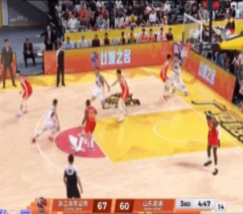 沖擊力十足！高詩巖中路突擊對抗防守拋投連續(xù)打成2+1