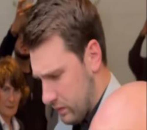 好兆頭東契奇在西班牙為球迷簽名走路步態(tài)看起來(lái)正常