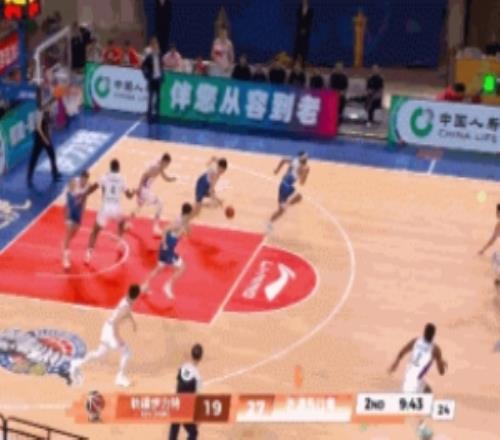 勢如破竹！齊麟反擊接回傳直接單臂劈扣得分