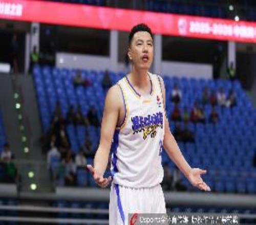 兩雙到手！翟曉川11中5拿到15分11板三分7中3