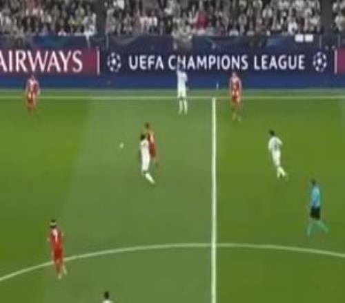 拜仁進(jìn)球前維尼修斯傳球失誤擊中奧利塞，原地示意對(duì)方手球等判罰