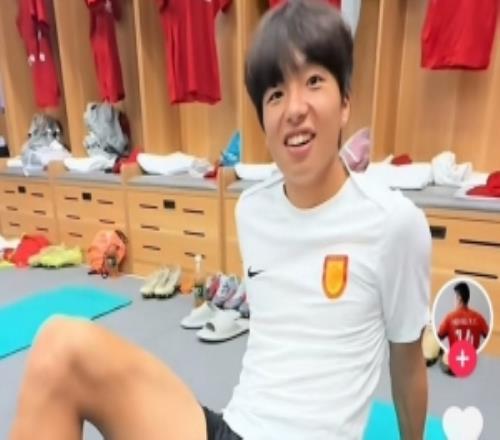 賽前黃希揚教李鎮(zhèn)全防米特里策：脾氣有點怪碰到身體好的不得行