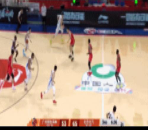 不太行！周琦强攻出现走步违例随后反击又遭霍勒迪钉板大帽