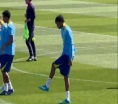 記者：巴薩今日訓練課氛圍輕松，項目是與隊友搭檔確保網球不落地