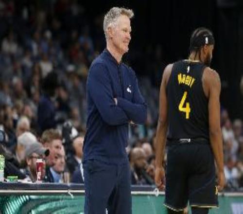 科尔谈穆迪拄拐现身主场：见到他回来非常开心大伙儿也很兴奋