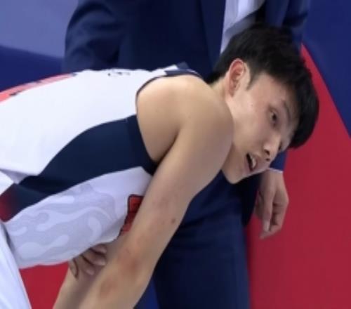 盼無大礙！徐杰搶籃板被撞到膝蓋隨后一瘸一拐下場休息