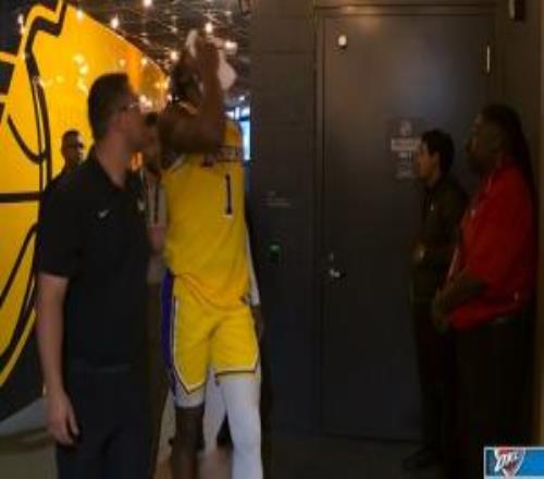 打两场伤三个!蒂耶罗被切特肘到面部返回更衣室湖人挑战成功