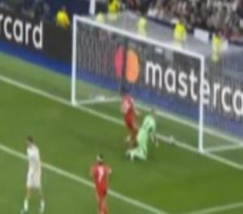 法國拜合拉木奧利塞助攻凱恩破門后，第一時(shí)間跑去球門撿球