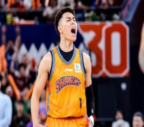 專注得分！李添榮半場3記三分球拿下12分無其他有效數(shù)據(jù)