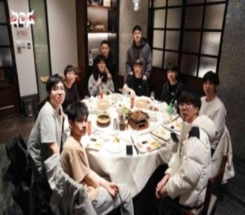 JDG分享選手春游返圖：開始一場緊張刺激的水槍大戰