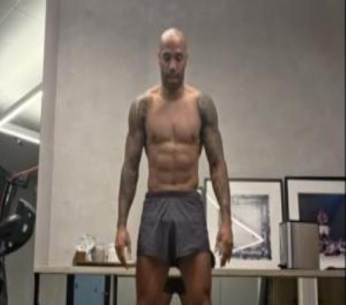 自律！48歲亨利再曬健身日常，六塊腹肌清晰可見(jiàn)+一身腱子肉