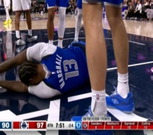 望無(wú)大礙！馬紹爾防守被馬瑟林沖擊重摔在地返回更衣室