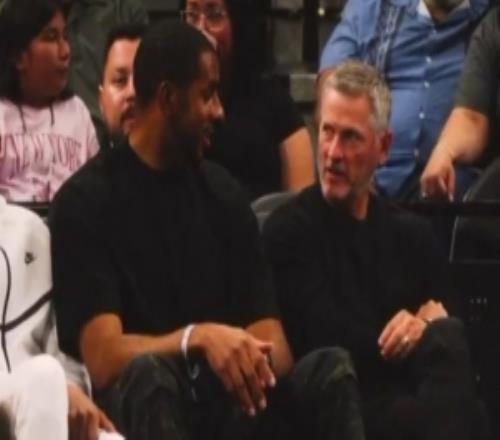 阿德和開拓者新老板鄧頓一起觀戰(zhàn)與馬刺的比賽兩人聊得挺投機