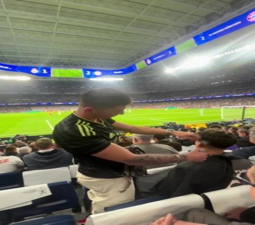 科貝：皇馬vs拜仁賽中一網(wǎng)紅在伯納烏看臺(tái)理發(fā)，引發(fā)皇馬球迷不滿