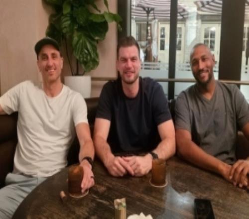 吉諾比利曬照：與老友斯普利特和迪奧重聚真的很想念他們