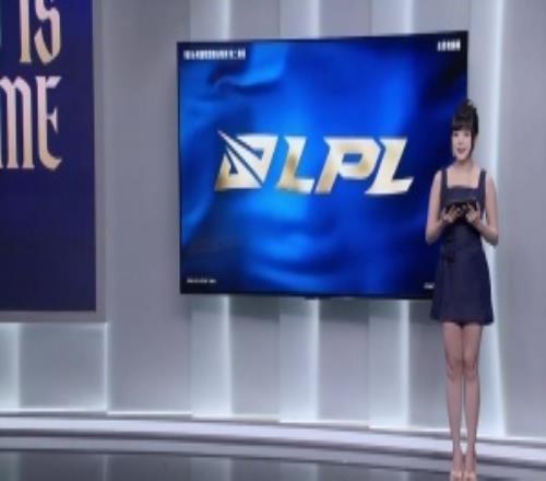 今日互動女主持周敢敢：彈幕直呼從未見過如此好腿！