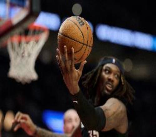 沒手感！羅威替補(bǔ)出戰(zhàn)首節(jié)兩罰全鐵一分未得但拼下5個(gè)籃板