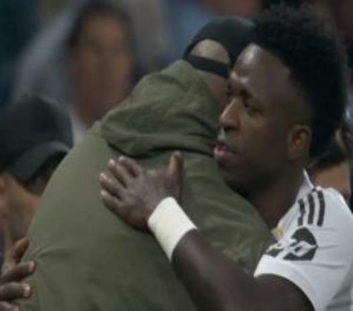 曾就歧視事件公開聲援！維尼修斯中場(chǎng)時(shí)主動(dòng)找孔帕尼擁抱致意